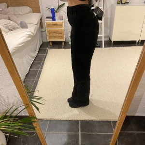 Svarta kostymbyxor - Svarta kostymbyxor ! Säljer pga av att jag inte använder plagget längre. Storlek: 36. Skick: Bra och inte noppriga.