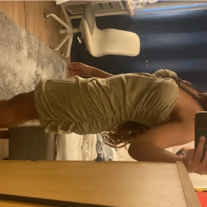 Klänning  - Jag säljer den här klänningen från H&M för jag använder inte den, priset kan diskuteras 