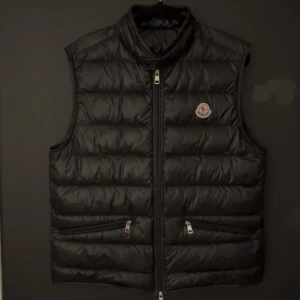 Moncler väst gui - Moncler gui väst i svinbra skick in en enda skavank! Storlek 3-M Pris 3100  Äkta såklart!!