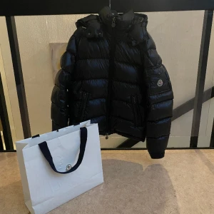 Moncler Maya Jacka - Säljer nu min feta moncler maya, kvitto, tags och påse allt finns kvar, köpt från moncler butiken i stockholm. Inga skador eller hål, den är som ny, skriv för mer bilder eller frågor😀👍
