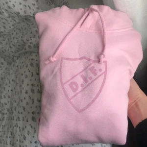 Ljusrosa dif djurgården hoodie dam🥰 - Så fin dif hoodie i storlek XS. Älskar färgen men den passar tyvärr inte😭❤️
