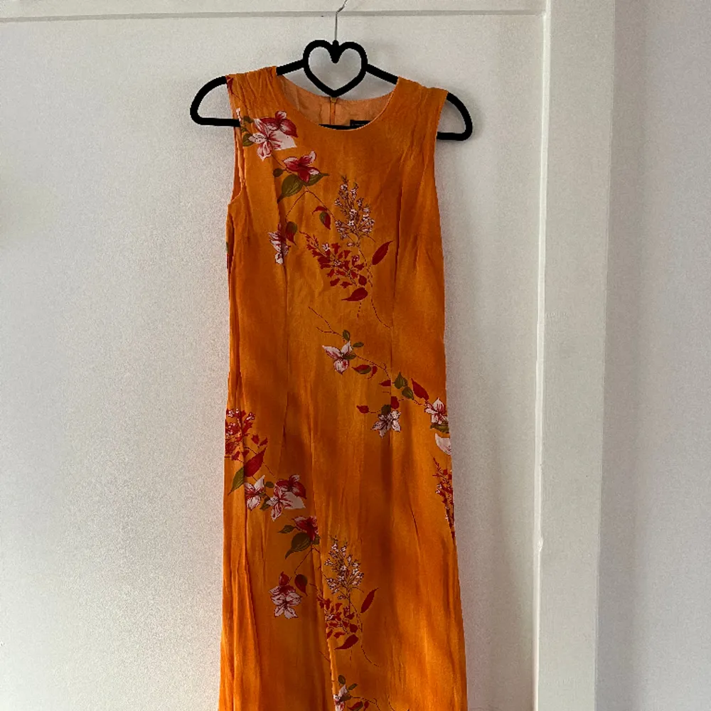 En jätte fin vintage sommar klänning med Blom mönster köpt från beyond Retro.   Några skador i botten av klänningen men lagade från förra ägaren.. Klänningar.