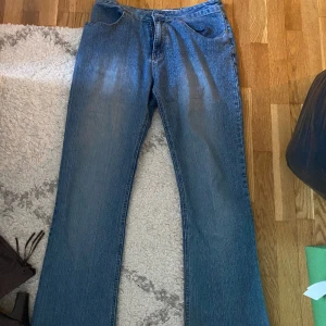 Lågmidjade jeans - Köpa secondhand, passar en M