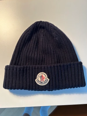 Moncler mössa - Topp skick, knappt använd. Nypris 2200 typ