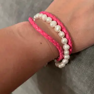 Rosa armband med äkta Sötvattenpärlor från snö of Sweden 