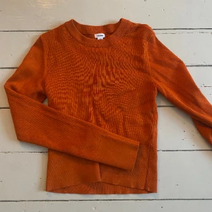 Stickad långärmad - Säljer en jättefin stickad tröja som är figursydd och avsmalnande ärmar. Jätte bra kvalitet och passform