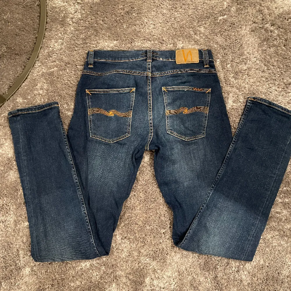 Hej! Säljer nu mina Nudie jeans grim trim i mörk blå. Säljer dessa pga jag inte använder de. Jeansen  är i utmärkt skick. Storleken på jeansen är W31 L34 så passar om man är 185 och längre. Ny pris ca 2000. Jeans & Byxor.