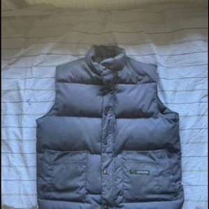 Canada Goose väst - Bra användning vid sommar,vår,höst & vinter.   Perfekt till dig som har storlek S eller M. 