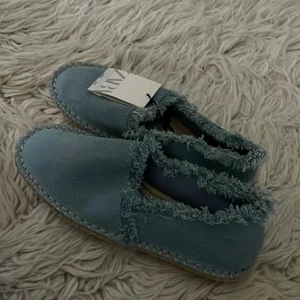 Zara sandaler - Säljer dessa snygga oandvända jeanssandaler från zara