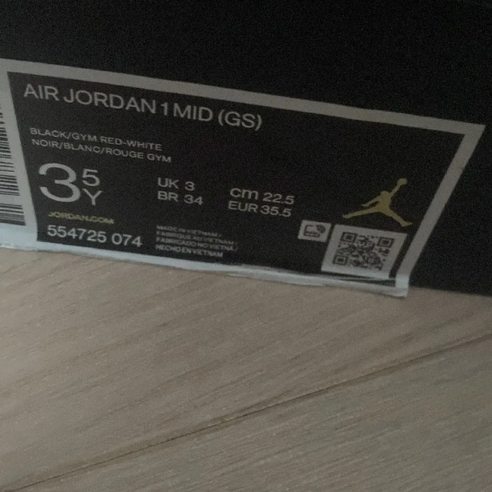 Säljer mina Jordan 1 mid ”Banned” köpta på restocks för 1250 det är stl 35.5 säljer pga av försmå. Skor.