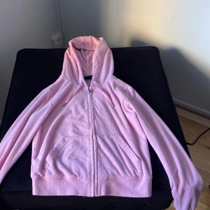 Juicy couture kofta  - Storlek: S. Nästan aldrig använd. 