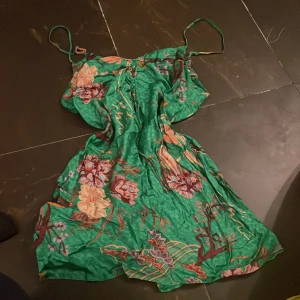 Zara silkesklänning - så fint skick, passar xs-L