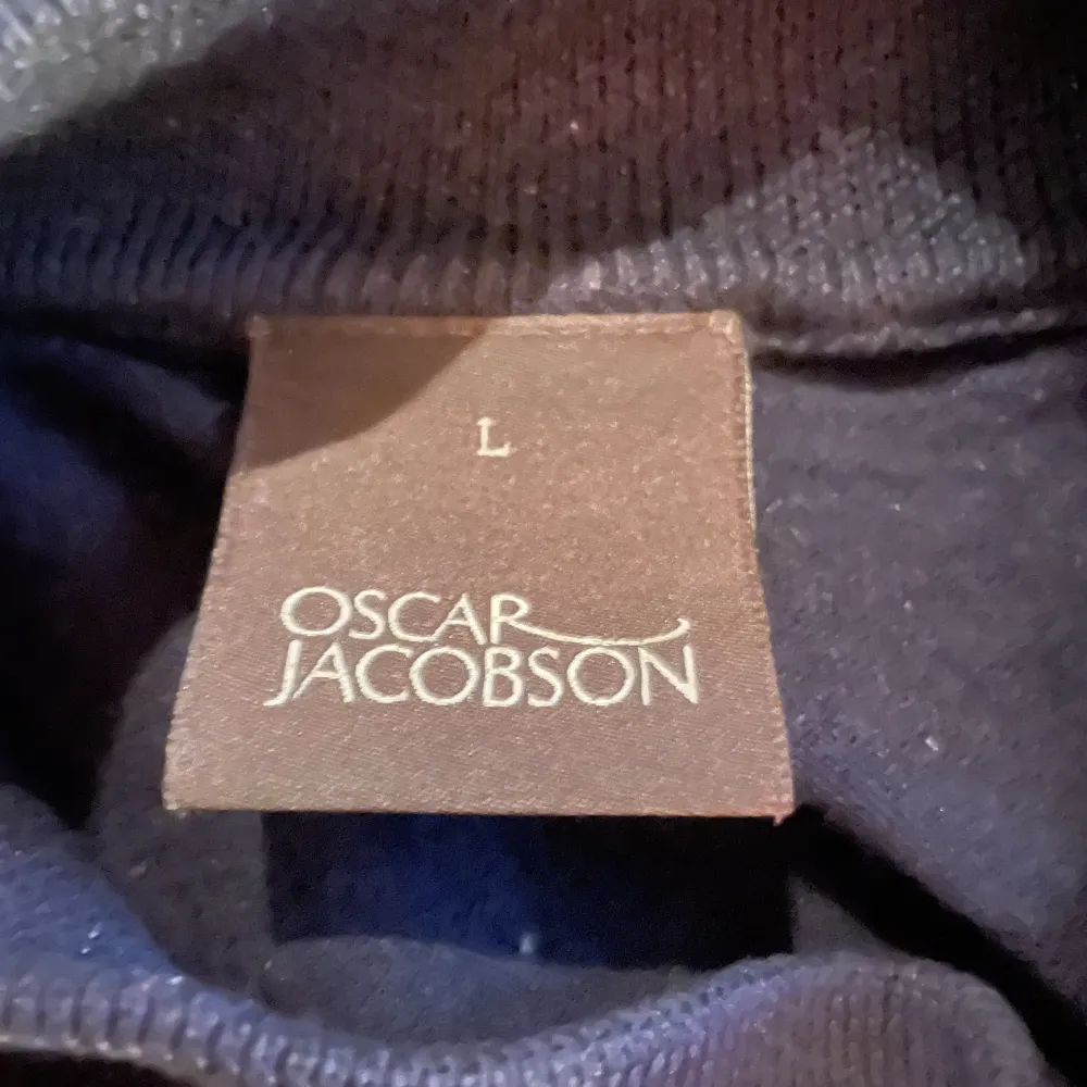 Stickad Oscar Jacobson tröja i gott använt skick. Storlek är L men passar som M. Pris kan diskuteras vid snabb affär . Tröjor & Koftor.