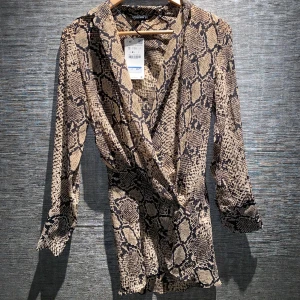 Blus | Zara - En jättefin blus med ormskinns mönster från Zara i storlek S. Den är genomskinlig, men jättefin med ex ett svart linne under. Den är ny och har prislappen på! Skriv privat för mer bilder och info.