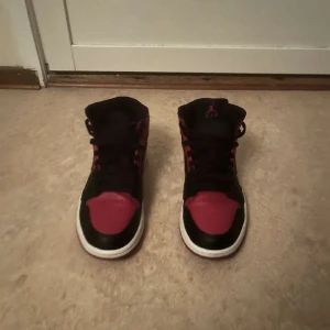 Jordan 1 mid - Använt 5-4 gånger köpte för 2500 nämen behöver pengar snarast till en resa säljer för 1100 först till kvarn