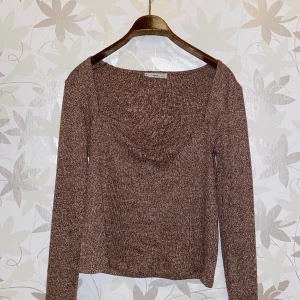 Långärmad Topp - Brun långärmad topp från Mango. Fint sydd och snygg detalj vid bröstet. Använd fåtalgånger och i bra skick