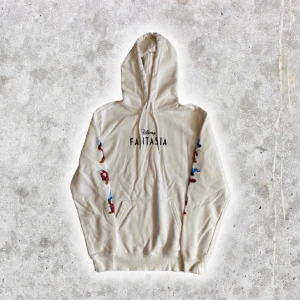 Disney hoodie - En fin vit luvtröja från H&M med Disney motiv på. I fint skick. Storlek S men passar som M. För fler bilder eller mått kontakta mig! 