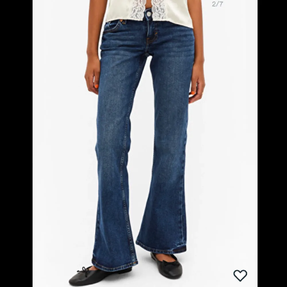 Helt oanvända jeans från monki säljer då dem är lite korta i benen på mig som är 173cm.. Jeans & Byxor.