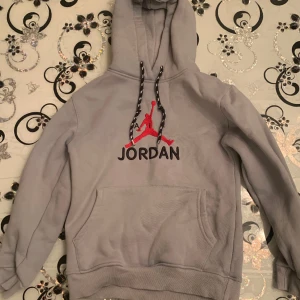 Grå Jordan tracksuit  - Grå Jordan air tracksuit. Funkar för både tjejer och killar. Varm och ullig inuti.