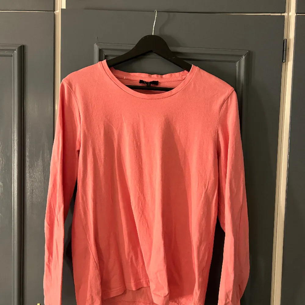 Denna rosa tröja är jättefin men kommer tyvärr aldrig till användning. Endast använd en gång.. Tröjor & Koftor.