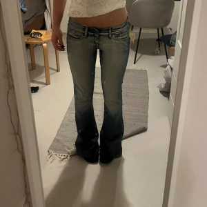 Lågmidjade bootcut jeans  - Lågmidjade bootcut jeans, helt nya!  Midjemått 35cm innerbenslängd 80cm ❤️‍🔥❤️‍🔥