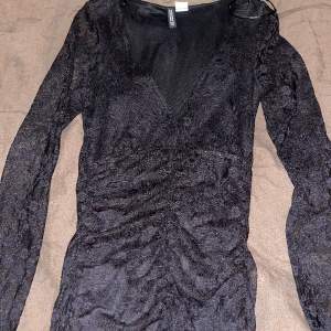 Fin spetsklänning, använd ändats 1 gång, säljes eftersom den inte kom till användning