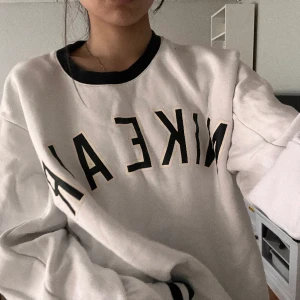 Nike sweatshirt - Säljer min älskade oversize Nike sweatshirt. Den är i använt i skick. Jag är 165 och den sitter oversized på mig. Kom privat för frågor <3
