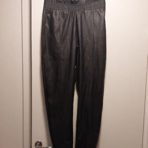 Skinnbyxor - Skinnbyxor i lös modell med knappar nertill. Väldigt fint skick. Från gina tricot.