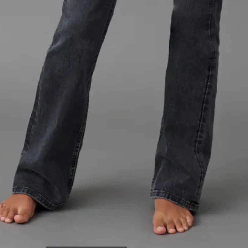 HELT NYA!! Har lappen kvar till och med. Mörk gråa lågmidjade jeans med snygga fickor. Helt oanvända. Köpte nyss och de passade ej.. Jeans & Byxor.