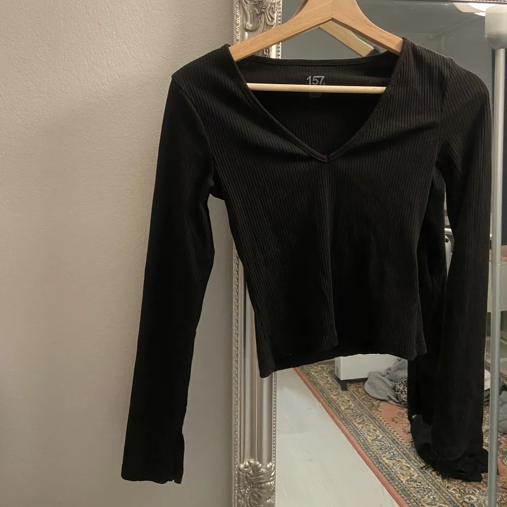 Ribbad svart tröja med en slits i armen🫶🏼. Tröjor & Koftor.
