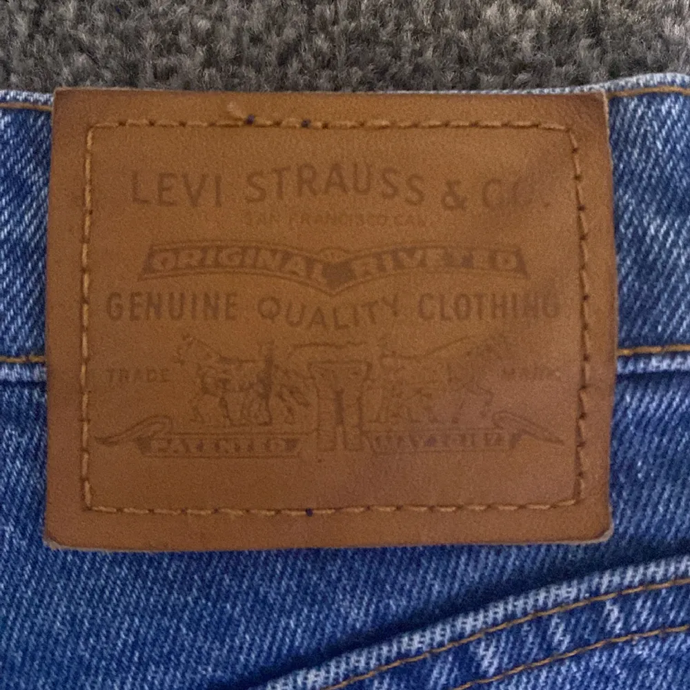 Säljer dessa Levis jeans. Dem är gamla men i bra skick. De heter ribcage straight. Nypris är 1000kr. Skriv privat för flera frågor eller bilder💕. Jeans & Byxor.