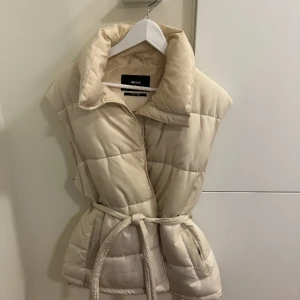 Väst - Varm väst i storleken M Endast andvänd några gånger.