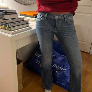 snygga lågmidjade pepe jeans! midjemått: 37cm Innerbenslängden: 78cm 