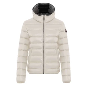 Colmar jacka vit - Säljer en vit vinterjacka ifrån märket colmar, vet inte riktigt storleken då den är köpt i italien och det står storlek 42, men passar mig som brukar ha 34/36. Kom gärna med prisförslag💗💗