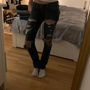 True religion jeans bootcut  - Säljer super fina true religion jeans som är använda ett fåtal gånger. Säljer då de är flr korta på mig, är 172cm. Skriv för fler bilder och mer info!❤️