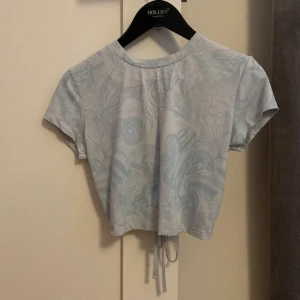 Crop top - En blå crop top med coolt print. Inga defekter då den knappt är använd. Skriv för mer info eller bilder❤️