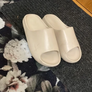 Yeezy slides - Säljer mina använda tofflor bara fåtal gånger. Skick 10/10 inga problem och tvättas såklart innan det skickas. Helt äkta snabbaffär 400. Priset kan diskuteras