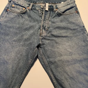 Weekday Space straight jeans - W 28 L 32 Mellanblå,relaxed, loosedfit, straight leg skick:8/10 Nypris:600kr