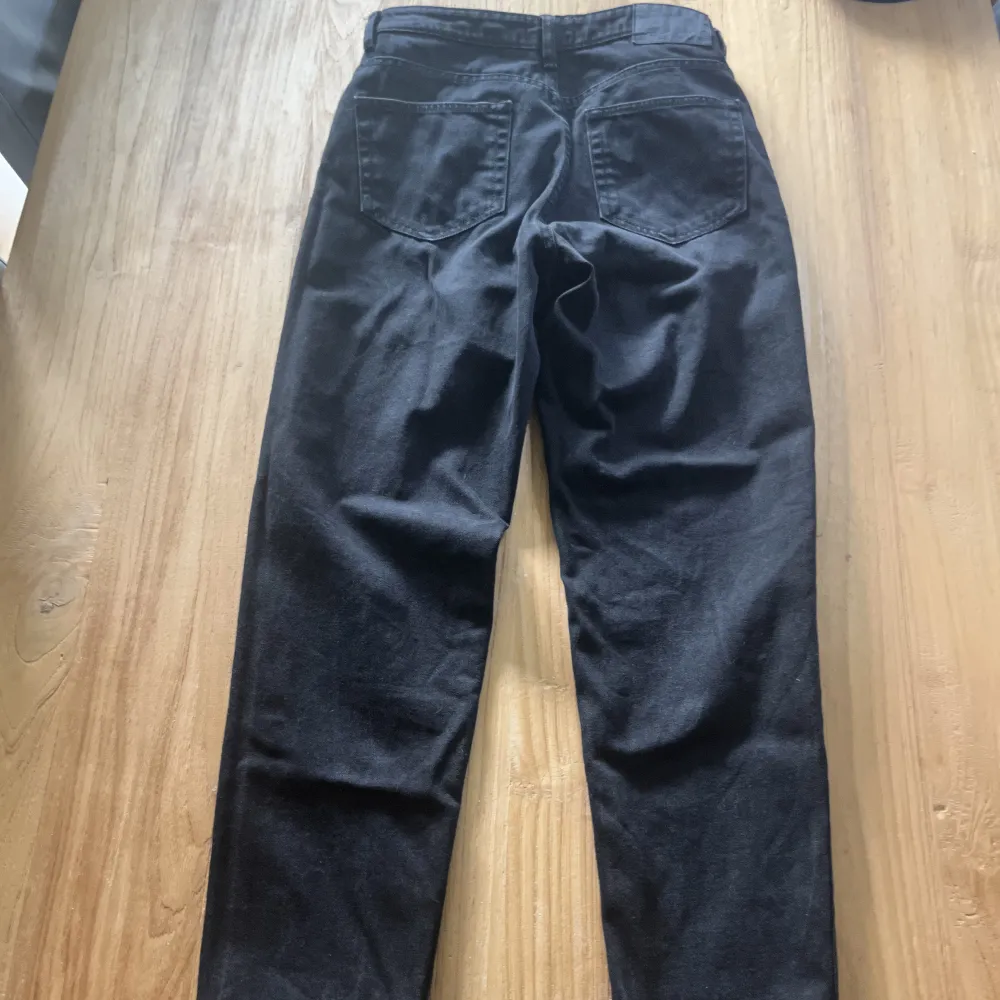 Svarta jeans från zara, använda ett fåtal gånger💗. Jeans & Byxor.