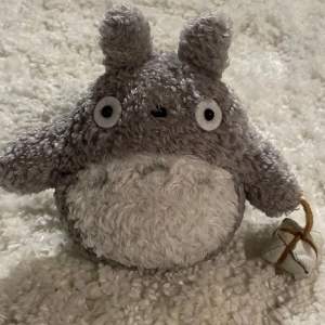 Totoro gosedjur köpt i Japan/Japan only. I nyskick då den bara stått som prydnad. Använd köp nu. Garanterad snabb postning 