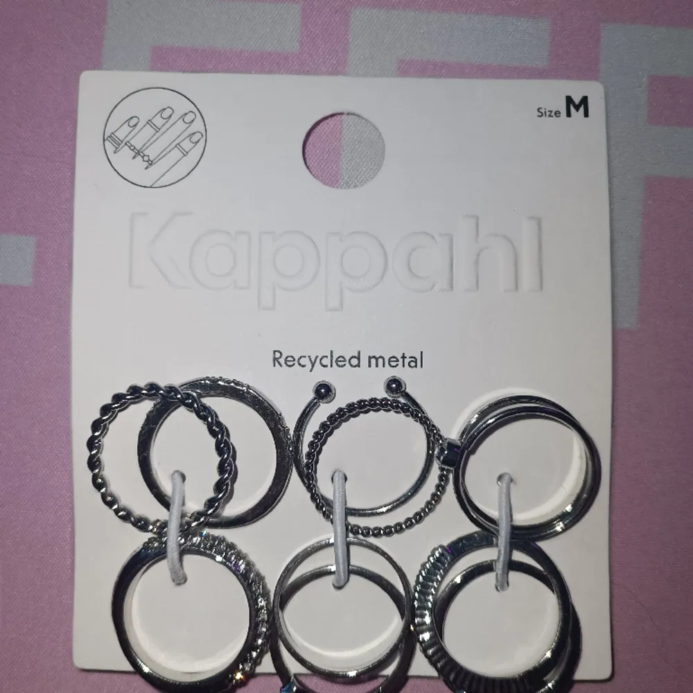 Ett pack ringar från KappAhl Endast provade  Storlek M/18. Accessoarer.