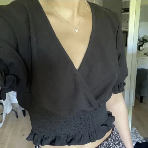 Blus - Basic men fin blus från Gina tricot!