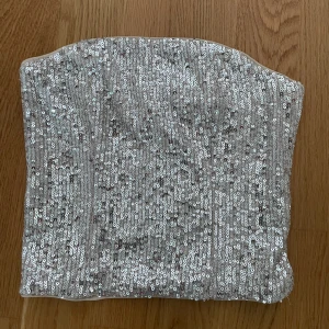 Glitter topp - Glitter topp utan band! Jätte snygg till nyår eller fest💕 har inga defekter