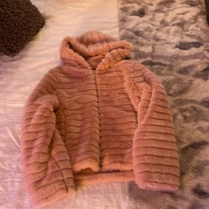 Rosa fluff jacka  - Nästan aldrig använd. Storlek XL Jag själv är S-M så den är otroligt liten i storleken. Passar dig som har storlek S-M