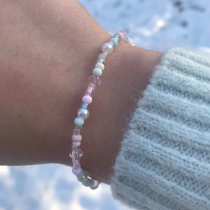 Pärlarmband pastell - Handgjort pärlarmband med blandade pärlor, bl.a akryl och glas. Kan förlängas med kedja utan extra kostnad. Finns även med guldfärgat lås. Perfekt present till dig själv eller dina nära!❤️