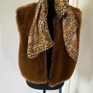 Äkta Parajumpers Vintage Pälsväst  - (Äldre) äkta päls väst jag fått av en släkting. Använder tyvärr inte den, och pälsen kan se ut som faux. Västen går även att använda ut och in så den är väldigt varm. Märkesväst i storlek S men går att använda i M&L utanatt knäppa isf.❤️‍🩹Betalning via swish