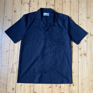 Nice and light camp collar shirt from Swedish label Séfr Séfr. Fabric feels very soft and flows really nicely. Probably fits a size S/46 as well. Still in very good condition. 