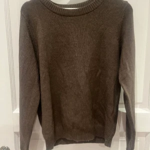 brun tröja  - säljer denna bruna tröja från vila som är i väldigt bra skick, det ända är ett litet hål på framsidan men det syns knappt! 🤎