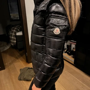 Moncler maya jacka  - Säljer min moncler jacka som köptes för 2 år sen på NK i Stockholm. Inga defekter alls och ser därav ut som ny. Storleken är 0 vilket jag skulle säga är XS. (Såklart äkta, kvitto medföljer). Nypris idag 16 000, säljer för 9500.