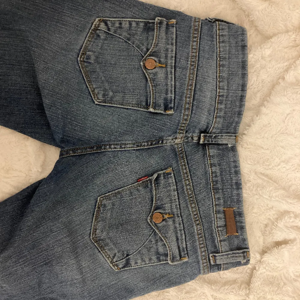 Jättefina lågmidjade Levis jeans köpta secondhand, säljer då de tyvärr är lite för stora för mig. midjemått: 85 innerbenslängd: 80. Jag är 1,69💞. Jeans & Byxor.